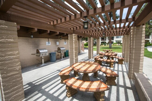 Building Photo - $2,000- 1 Bed / 1 Bath Condo located in Mission Plaza Complex in Mission Valley