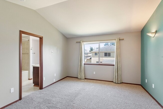 Building Photo - 4 Bed 2.5 Bath - Small Dog - Fully Fenced Yard - NAS Whidbey