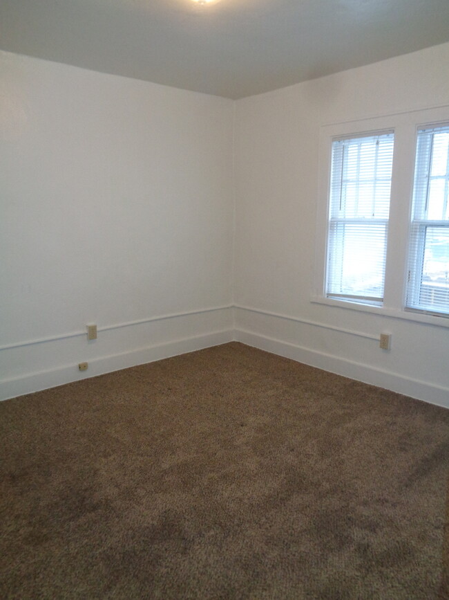 Building Photo - 2 Bedroom House