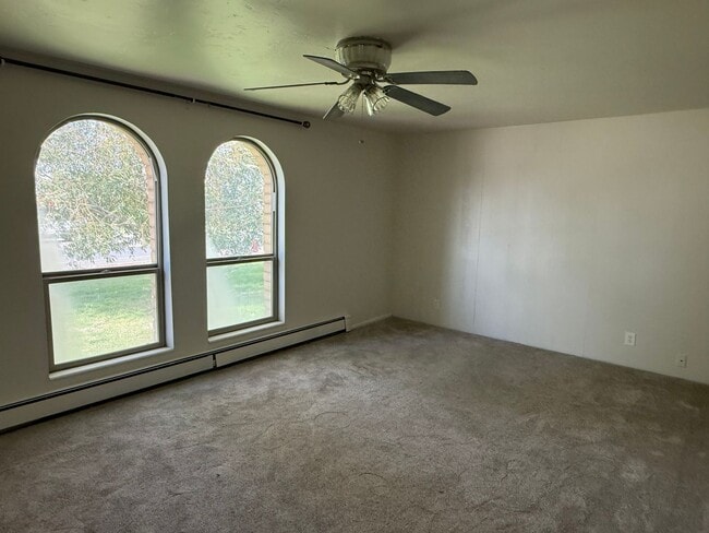 Building Photo - Beautiful home with spacious layout