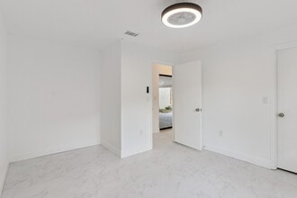 Building Photo - 527 Glade Ct