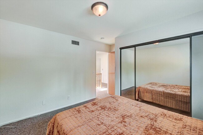 Building Photo - 5-Bedroom Home in Desirable Friendly Hills...