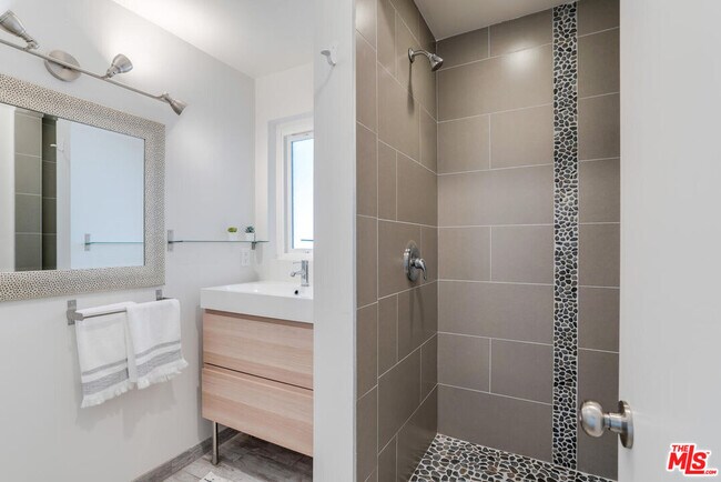 Building Photo - 5343 Tendilla Ave