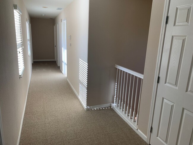 Building Photo - Beautiful 4 Bedroom, 2.5 Bath Mountain Hou...