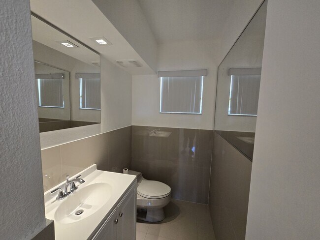 Building Photo - 2-Bed, 2-Bath Miami Condo in HOA Community – Pool, Laundry On-Site