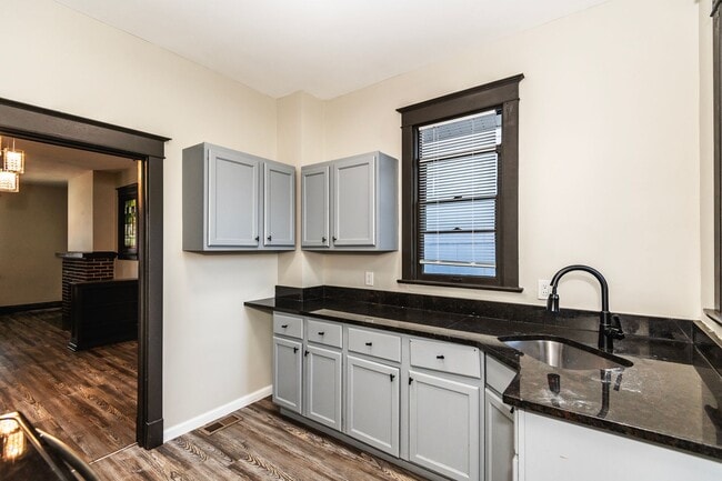 Building Photo - Beautiful Renovated 2 Bed 1 Bath Home