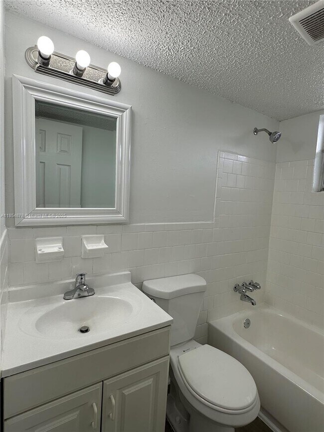 Building Photo - 5661 SW 36th Ct