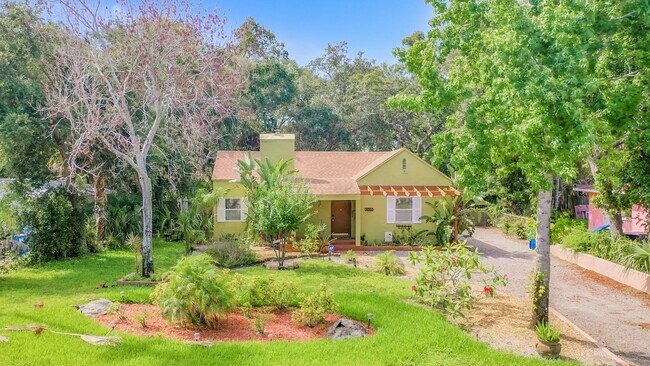 Building Photo - Charming Three bedroom one bath with huge backyard