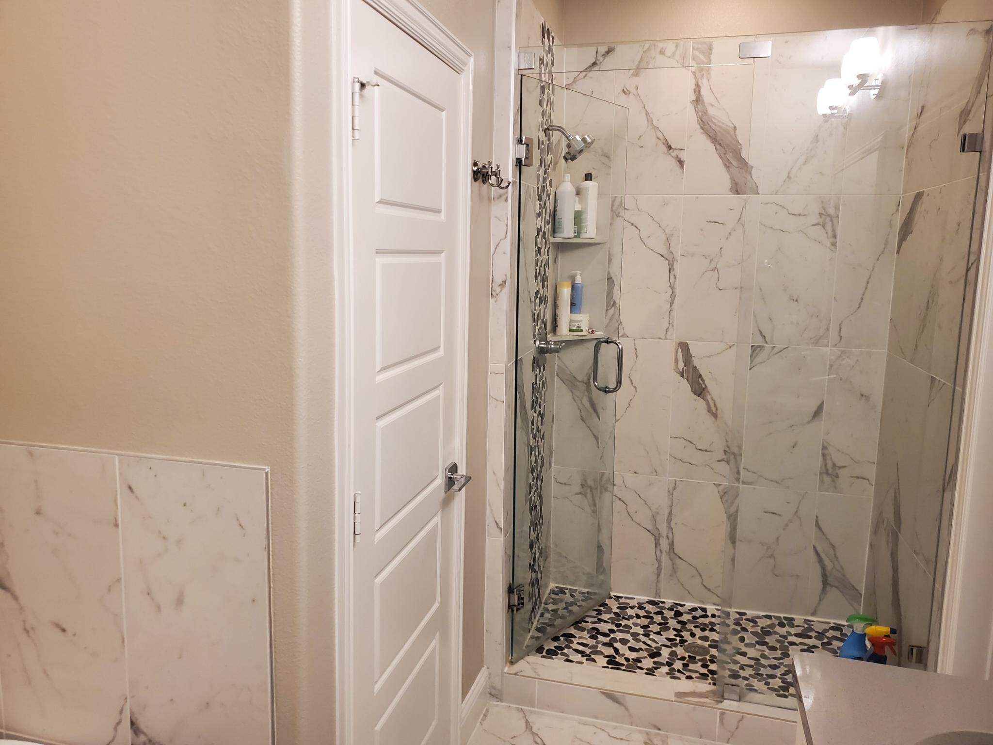 2nd floor - Master bathroom - 4428 Dexter Ln