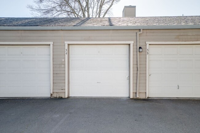 Building Photo - 2 Bedroom Condo For Rent