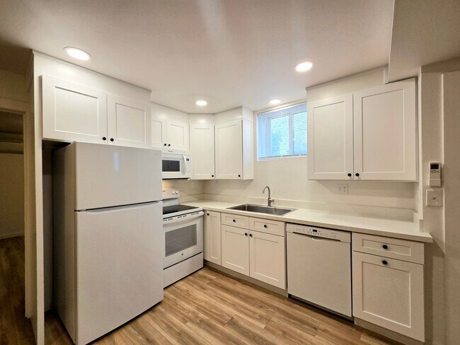 Building Photo - 300 S Franklin Ave