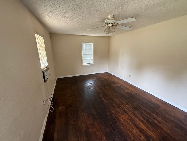 Building Photo - 3 bed 1 Bath Home