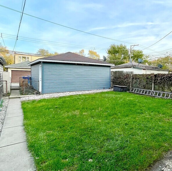 Building Photo - 3431 N Lowell Ave