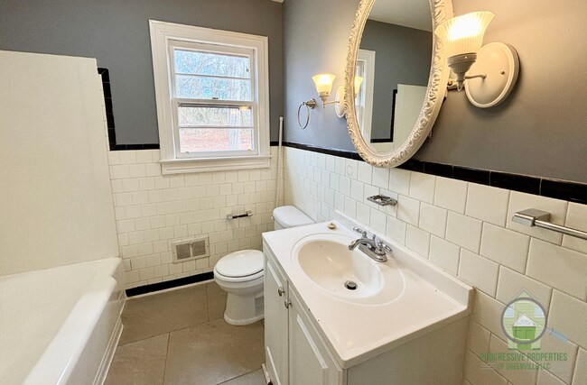 Building Photo - 122 Woodland Dr