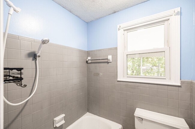 Building Photo - 127 B Susan Dr