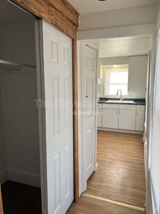 Building Photo - 537 1/2 Bucklin St