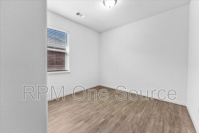 Building Photo - 113 Oriole Dr