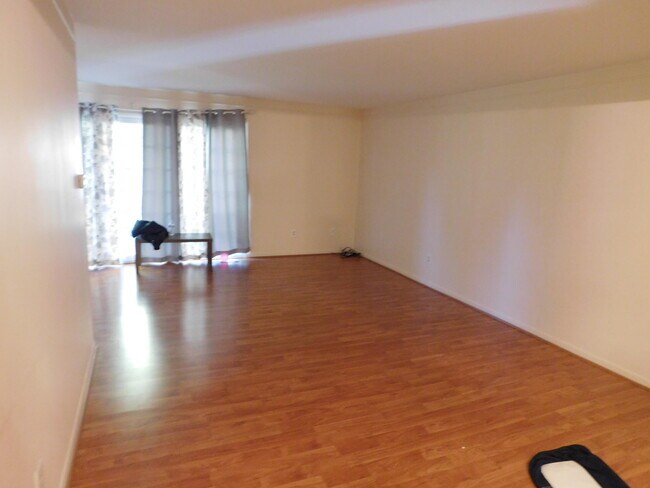 Building Photo - 444 N Fox Hills Dr