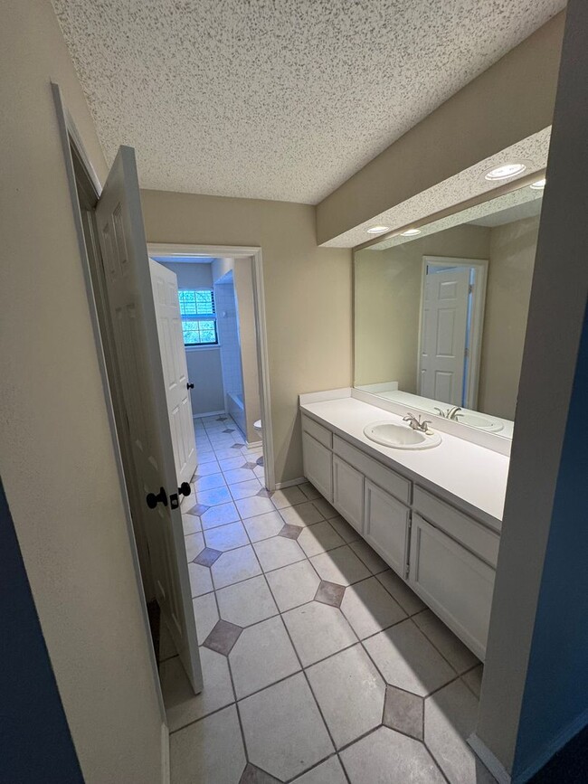 Building Photo - Darling 1 Bed, 1.5 Bath Townhouse with sma...