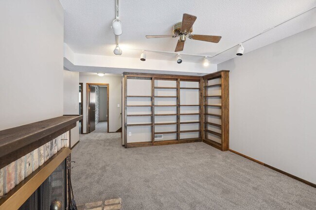 Building Photo - Lovely 4BR 2BA Townhome in Coon Rapids