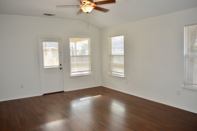 Building Photo - Charming 3 bed 2 bath home in Converse, TX