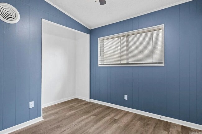 Building Photo - 2502 N Lakeview