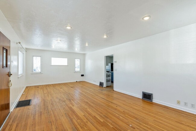 Building Photo - Charming 3 Bedroom Bungalow in West Valley