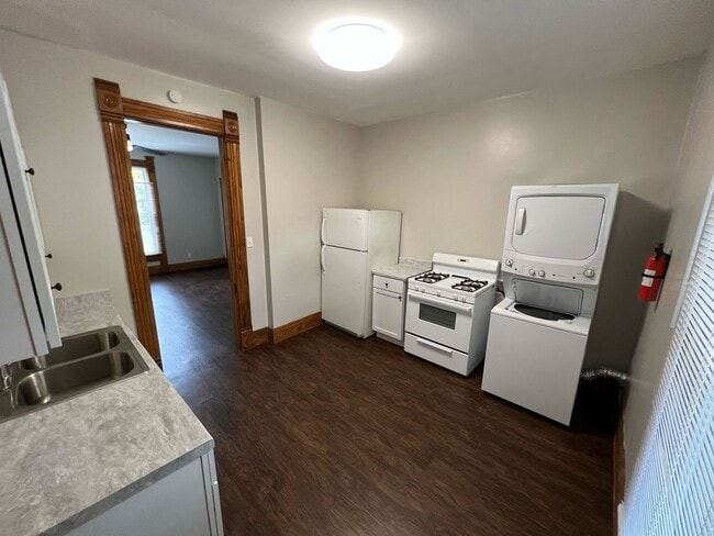 Building Photo - 700 W Powers St