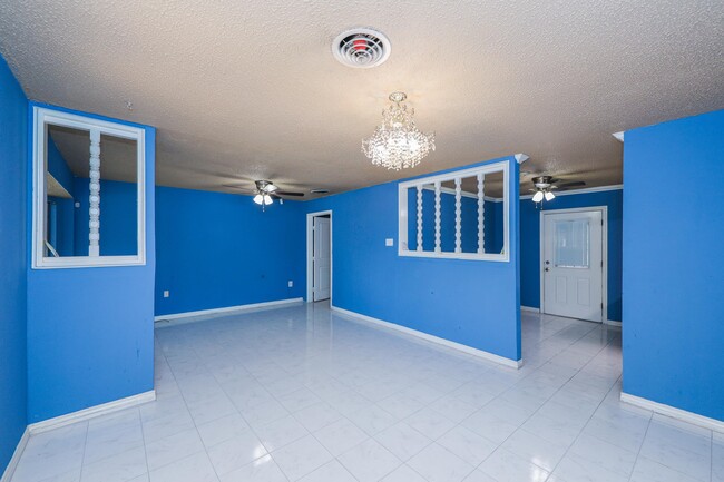 Building Photo - 806 Bustamante St