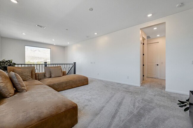 Building Photo - Stunning Fully Furnished 5-Bedroom Home in...