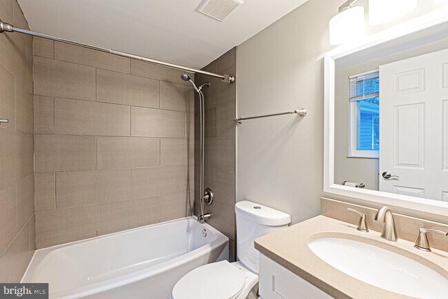 Building Photo - 9705 Locust Hill Dr