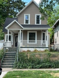 Building Photo - Large 3 bedroom home with a den!