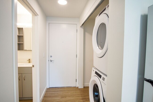 Building Photo - Stunning 1-Bedroom w W/D + Balcony Ready Mid-June!