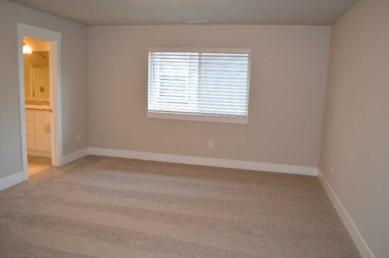 Building Photo - 6911 Lennon Ln NE