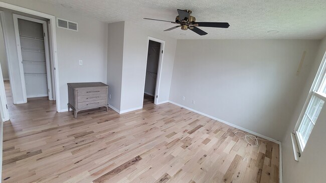 Building Photo - 6010 Almina Dr