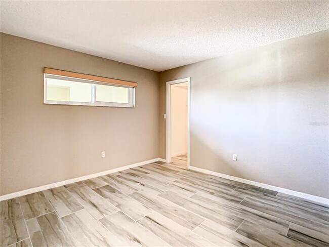 Building Photo - 4575 Cove Cir