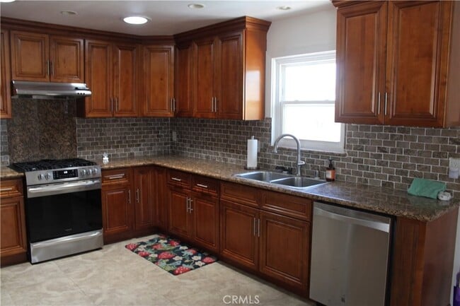 Building Photo - 5192 Robinwood Dr