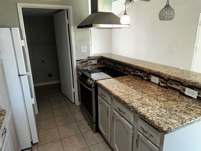 Building Photo - 635 Jeff Davis Dr