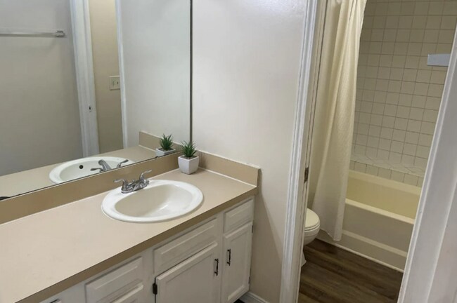Building Photo - 2 Bedroom Townhome in Lexington Square