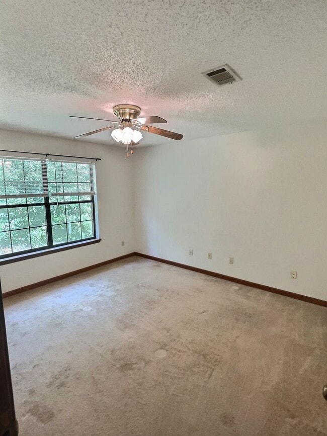 Building Photo - 1109 Hickory Dr