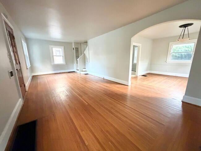 Building Photo - Great 3 bed home in Bond Hill!!