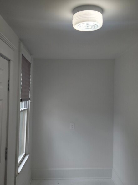 Laundry room - 2011 Lincoln St