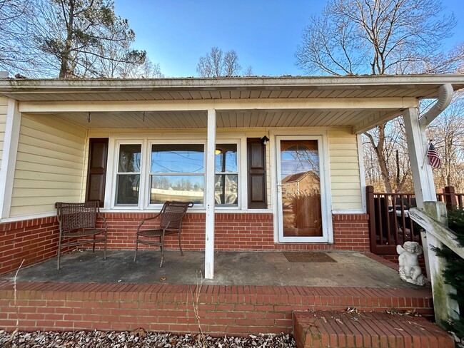 Building Photo - Charming 3Br in Oak Ridge on One Acre Lot!