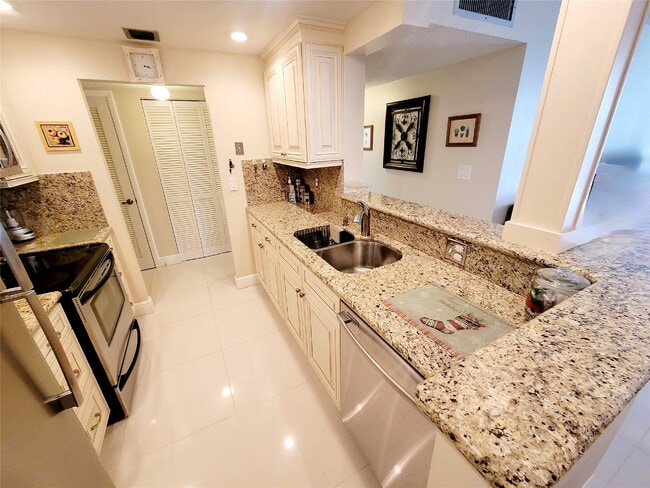 Building Photo - 1009 N Ocean Blvd