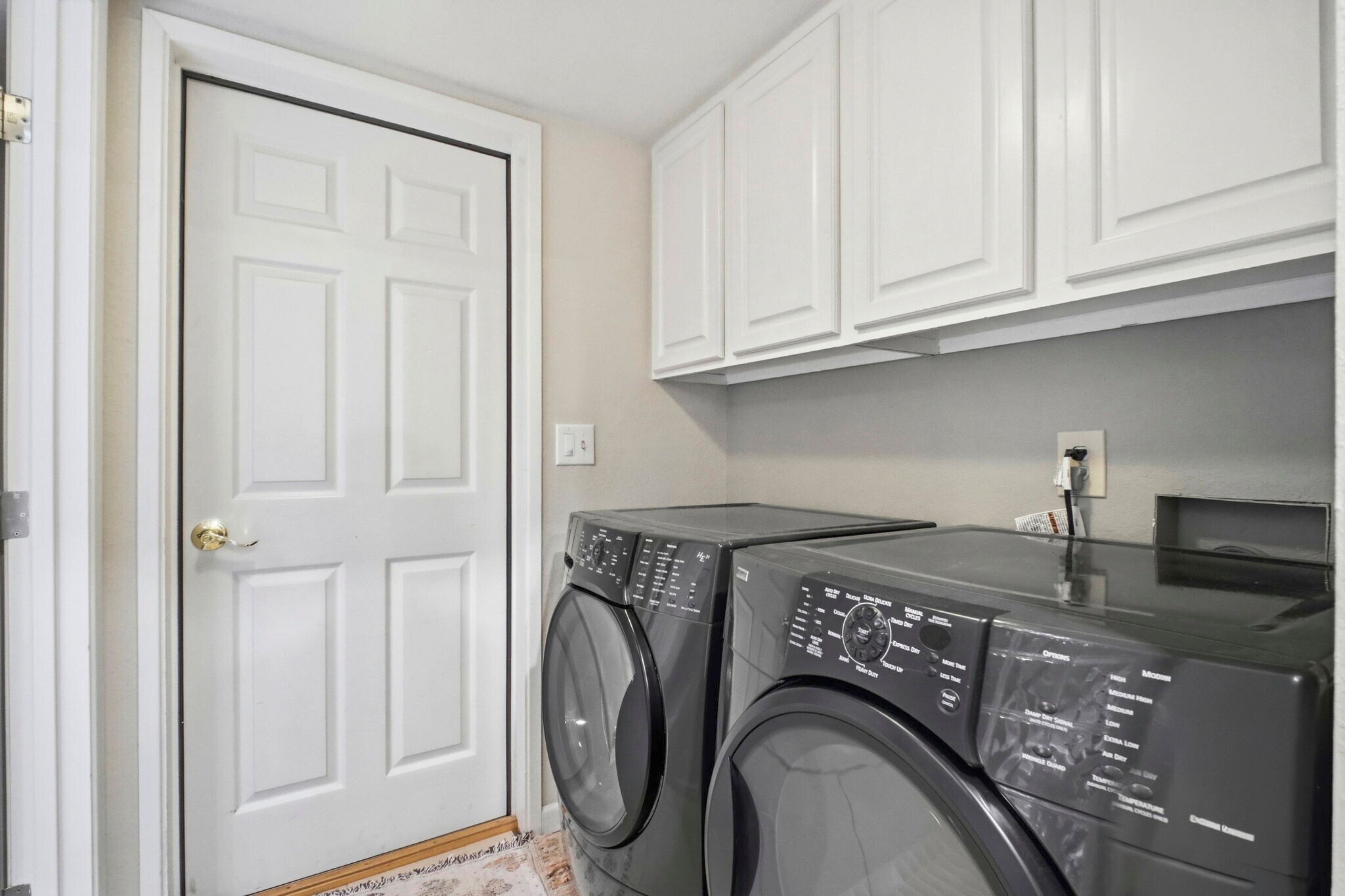 Building Photo - 6001 Castlebrook Dr