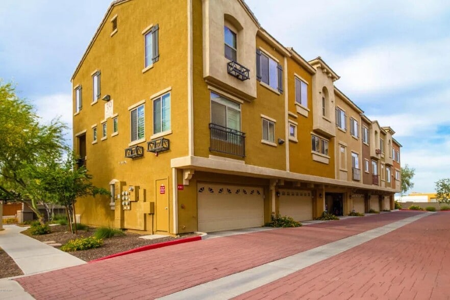 Building Photo - 900 S 94th St