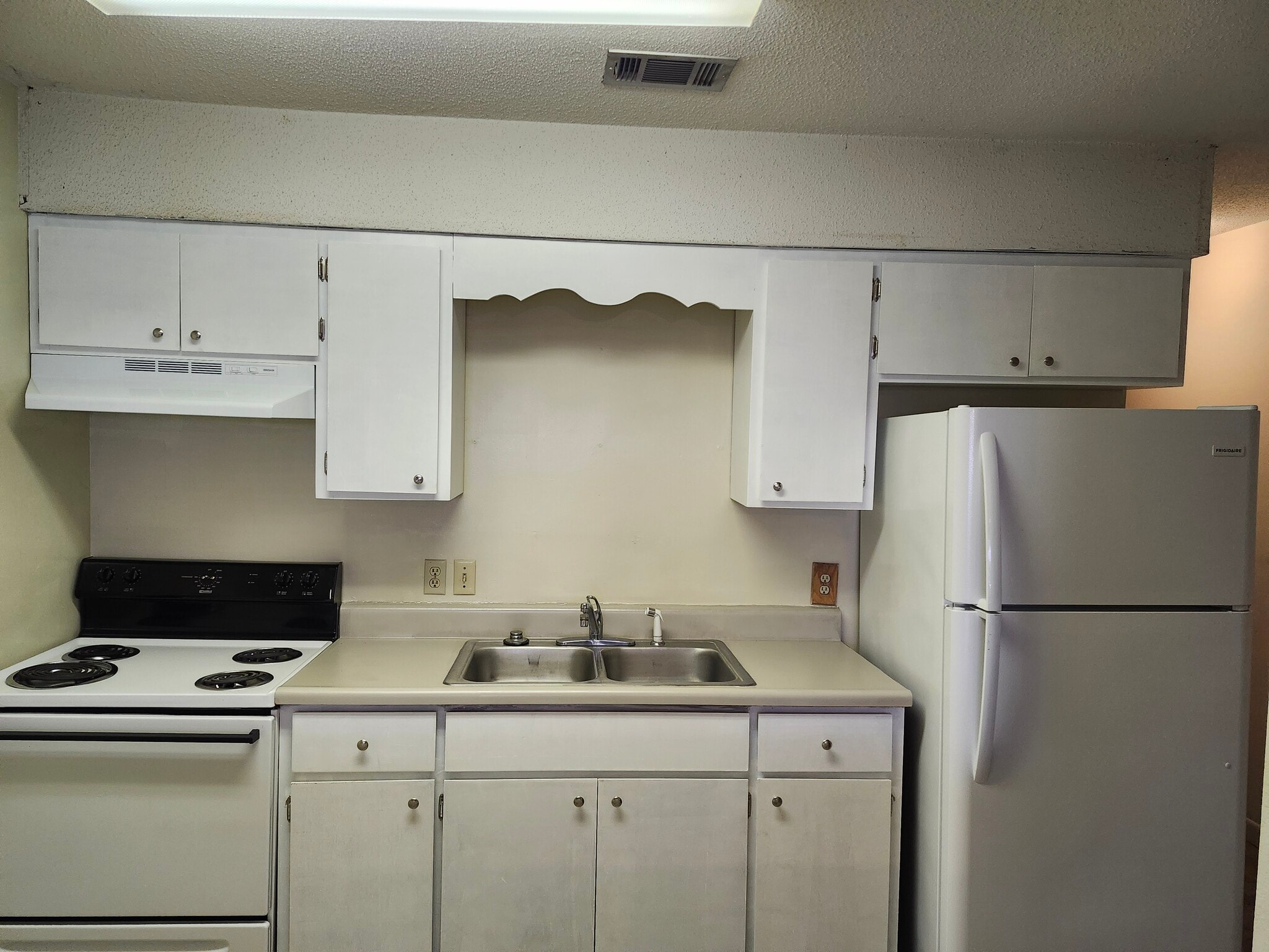 Kitchen with newly refinished cabinets and counter tops - 44 5th Ave