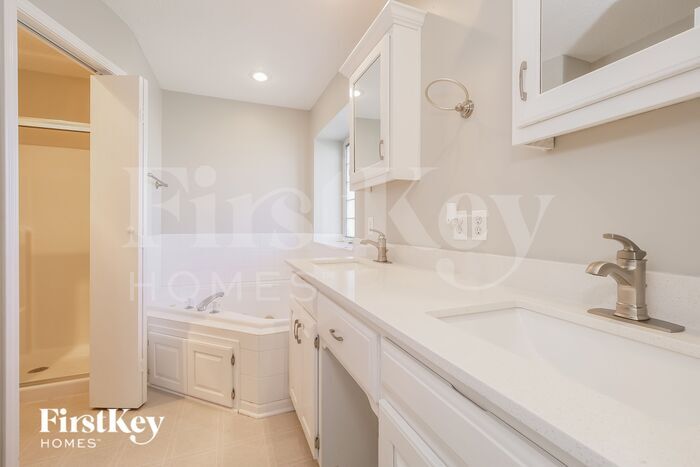 Building Photo - 1114 Camelot Dr
