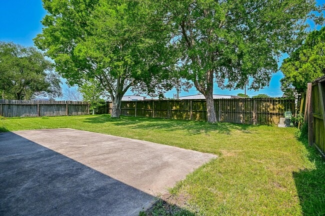 Building Photo - 10019 Overview Dr