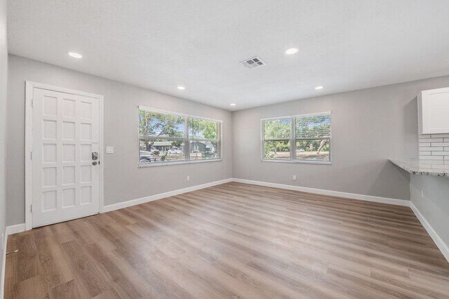 Building Photo - 1506 Leo Ln E